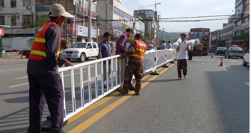商洛城区交警中队调整市区红绿灯配制