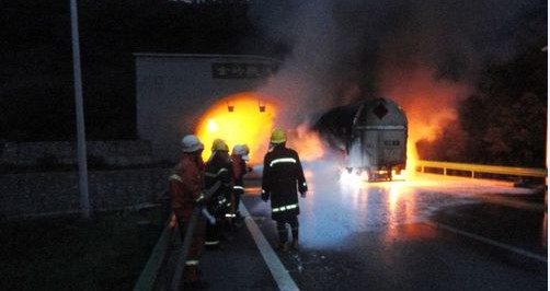 商州区境内的金岭隧道口液化气罐车发生自燃