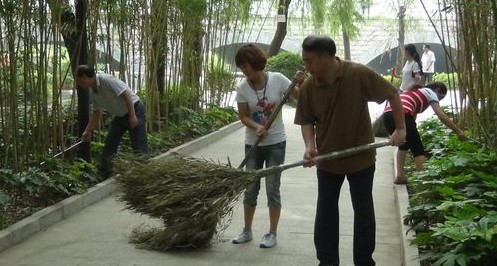 市就业管理局开展“当一次环卫工人”换位体验活动