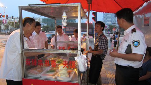 我市执法部门对摊点卫生安全进行检查