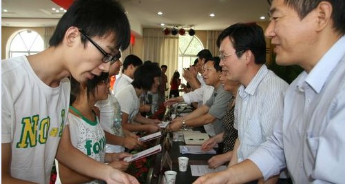 市慈善协会举行助学基金签字暨助学金发放仪式