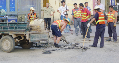 市政整修路面赢得市民赞扬