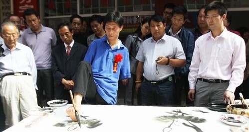 著名残疾人艺术家在我市会馆现场作画