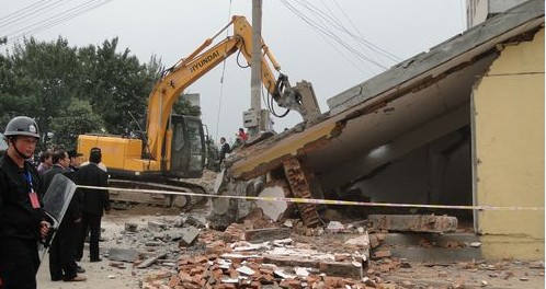 联合执法组对商州区违法建筑进行强制拆除