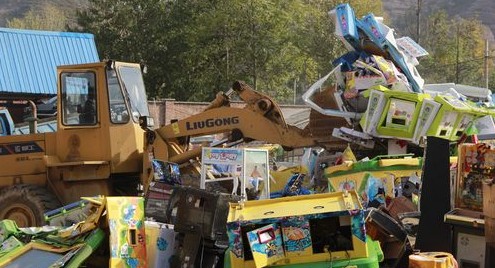 警方集中销毁涉赌游戏机