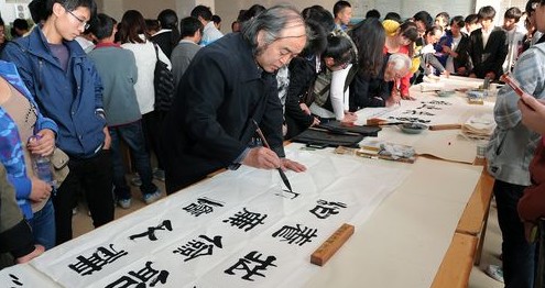 我市书画家在商洛学院现场作画赠画寄语学生