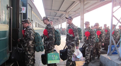 2012新兵欢送仪式在商洛火车站举行