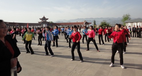 商洛老年体协组织传统登山活动