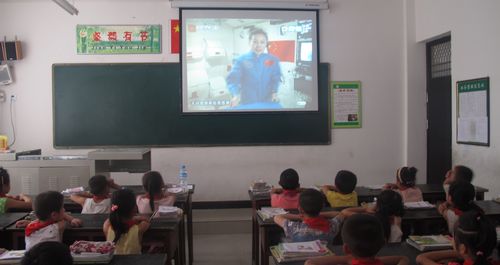 商洛各地师生纷纷观看神十航天员授课