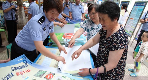 “国际禁毒日”商洛禁毒委员会为市民分发宣传材料