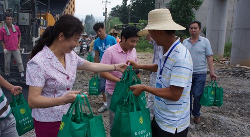 商洛总工会为高温一线职工送防暑降温物品
