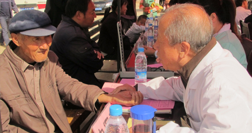 市卫生局组织专家为腰市镇老年人儿童进行义诊