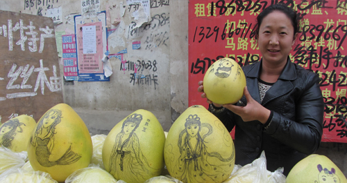 小贩柚子皮上作画创意成卖点