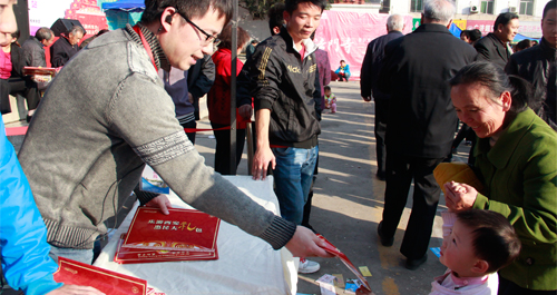 “乐游西安 惠民礼包大派送”活动中心广场举行