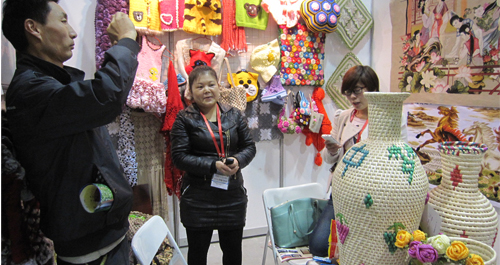 商洛市手工艺品吸引了众多游客