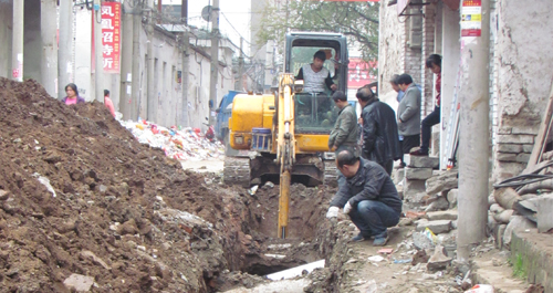 商洛市区东背街雨污分流工程正在紧张施工