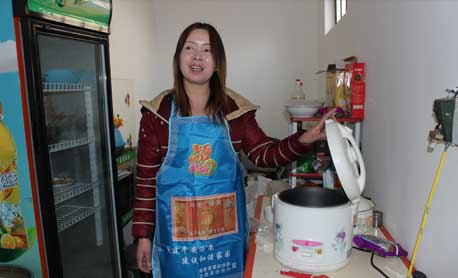 洛南县委政法委把平安建设知识宣传到家家户户