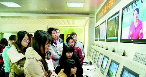 商洛学院近百名大学生在市气象局课外实践