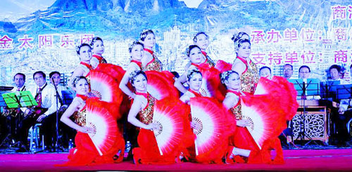 “大美商洛山 唱响主旋律”在市中心广场举行