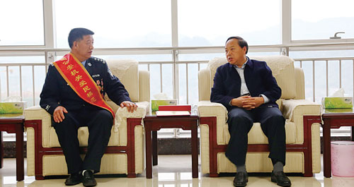 市上领导接见全国公安爱民模范陈军锋