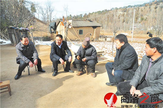 局长杨长洲在龙山村走村入户，详细了解包扶对象家中实际情况。