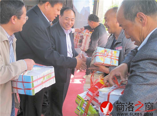 市财政局向洛南县三要镇龙山村群众捐赠图书
