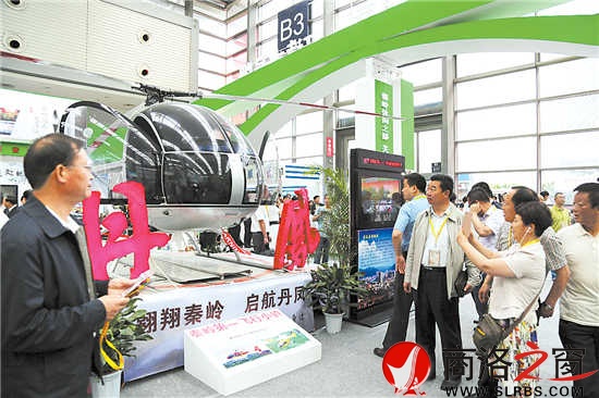 丹凤展馆,一架AF1-3小型直升机吸引大量客商驻足观看询问,现场登机体验。