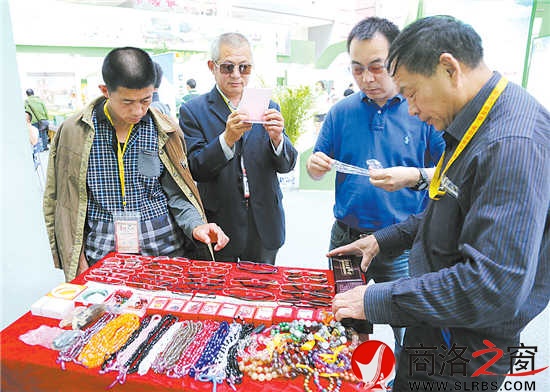 客商选购商南水晶眼镜