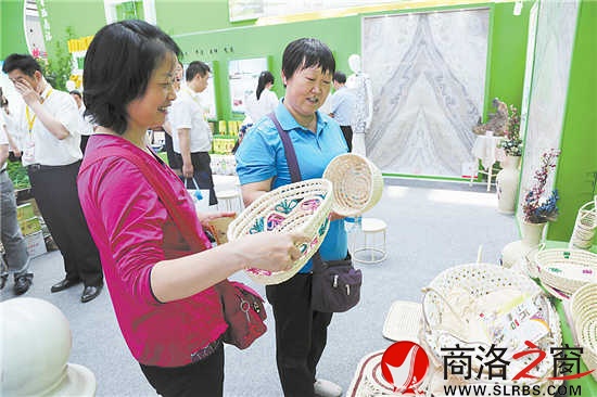 游客选购洛南草编