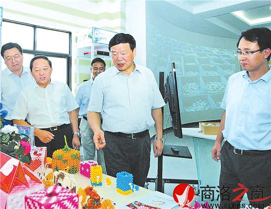 7月23日,第十次陕南循环发展工作座谈会在商洛市召开。图为省长娄勤俭在山阳县电子商务体验馆调研。(亢建伟 摄)