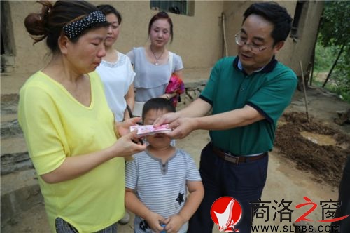 爱心人士向家属捐款