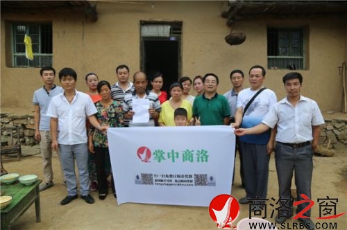 爱心人士与英雄家属合影