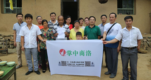 本报组织爱心人士向救人英雄献爱心