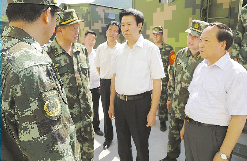 庄长兴在慰问山抢险救援武警官兵时强调救人第一   生命至上