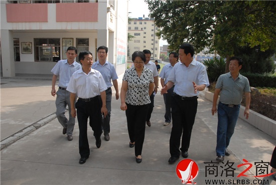 商洛市市长陈俊来丹凤中学慰问教师||新闻频道