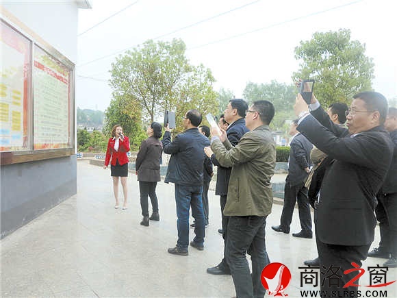 参观过程中,遇到党建方面好的做法、举措时,代表们纷纷拿出手机拍照,十分认真。(记者 肖云 摄)