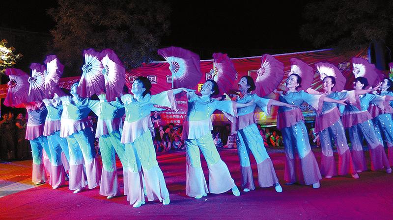 首届网络广场舞大赛在江南小区广场举行