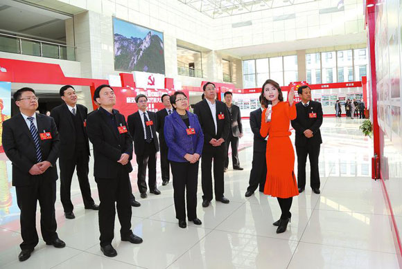 市上领导观看《追赶超越看商洛》主题展