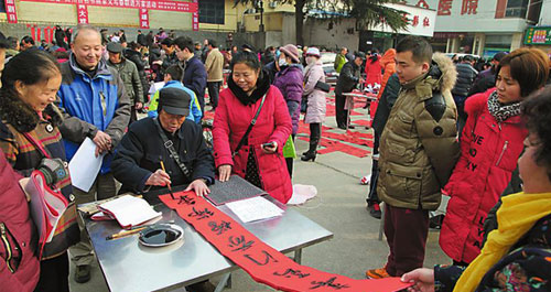 “金鸡报春商州百名书画家义写春联进万家”活动在市中心广场举行