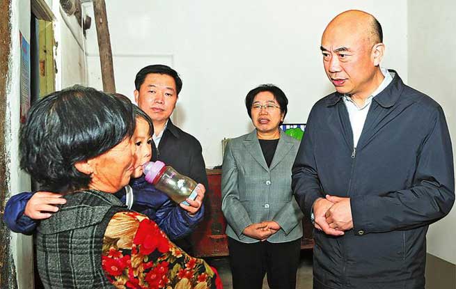 加大力度发展扶贫产业 满怀感情推动精准脱贫