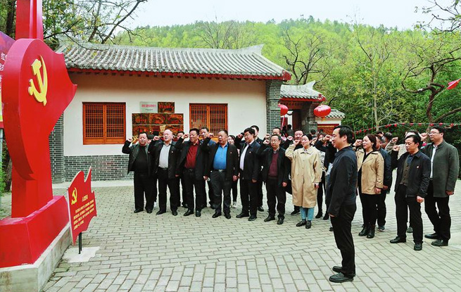 缅怀革命先烈汲取前行力量