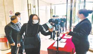 商洛市人大代表向大会报到