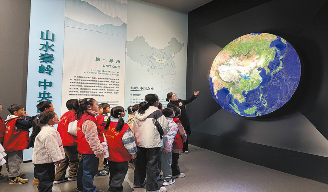 走进展厅触摸历史 聆听故事厚植情怀