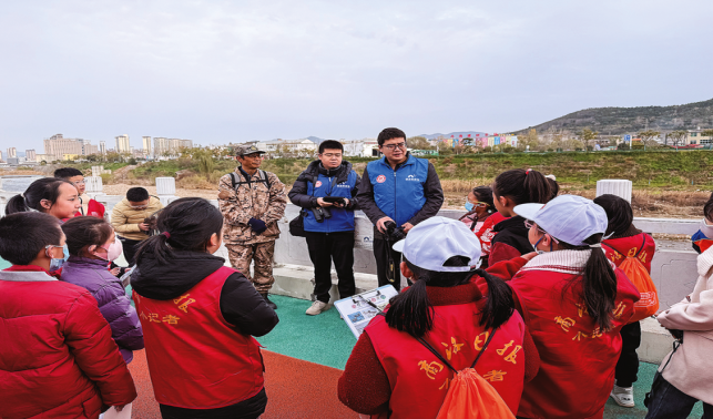 学习鸟类知识 守护“蓝天精灵”