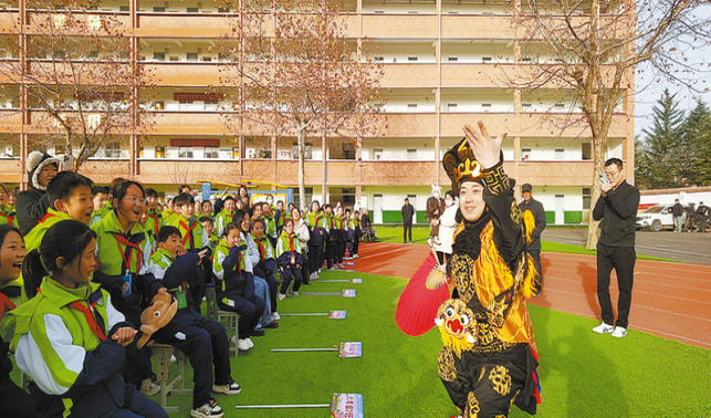 戏曲演出进乡村 文化惠民暖人心