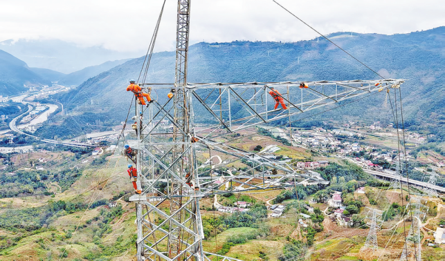 秦岭深处绘画卷 千锤百炼锻铁军