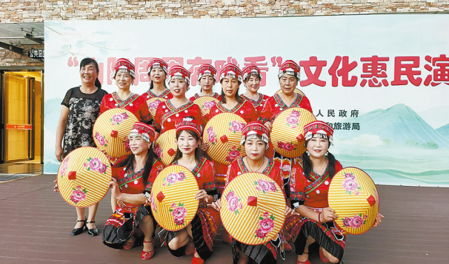 一名党员和一个乡村艺术团