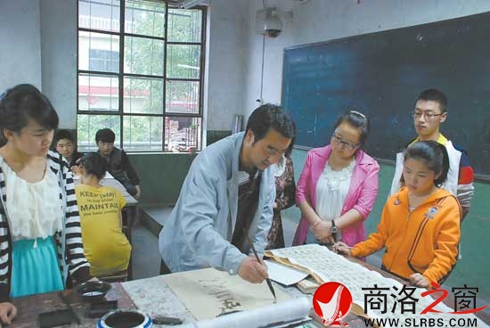 张干翰辅导学生练习书法