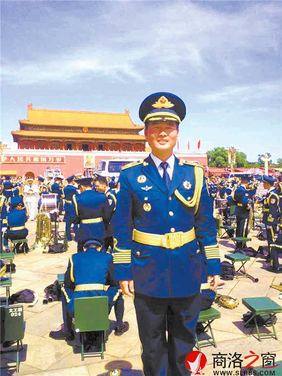 阅兵结束后，陈冲赶紧让战友为自己拍照留念，把这一激动时刻永远定格。