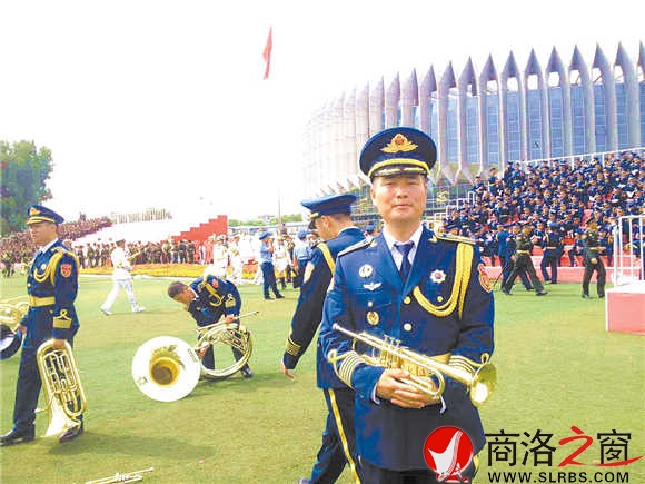 陈冲在阅兵村参加合唱团合练。